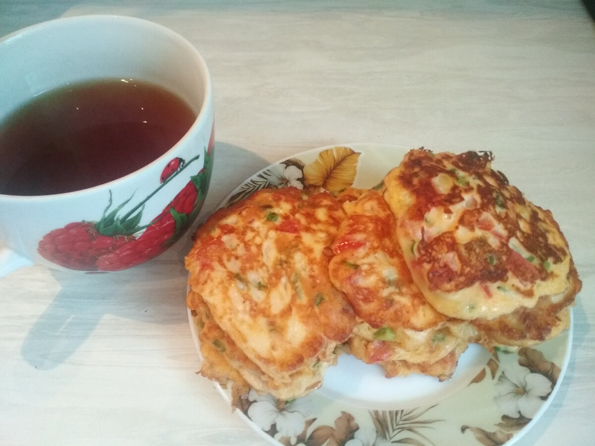 Фото автора. Сладкий чай с вкусностями на завтрак.