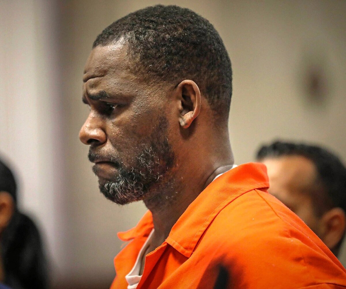     30 лет за сексуальные преступления и торговлю людьми: певца Ар Келли наказали