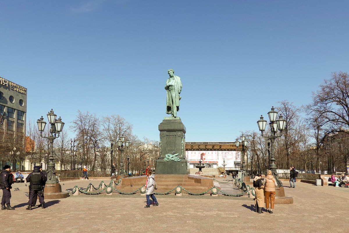 Памятник пушкину на тверском бульваре в москве