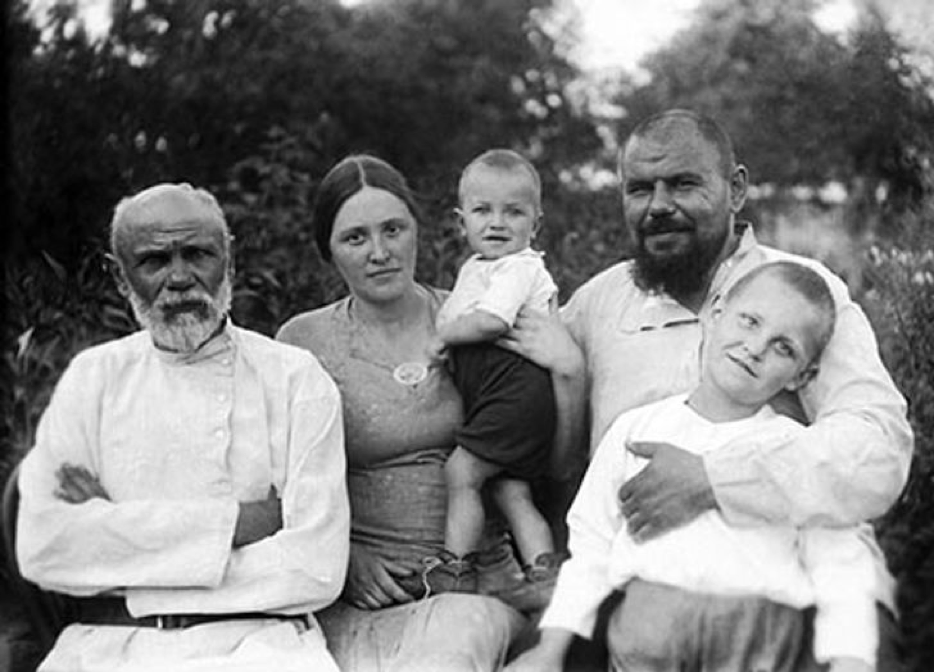 Николай на руках у матери. Слева — дед Сергей Иванович, справа — отец с братом Сергеем. 1940 г. 