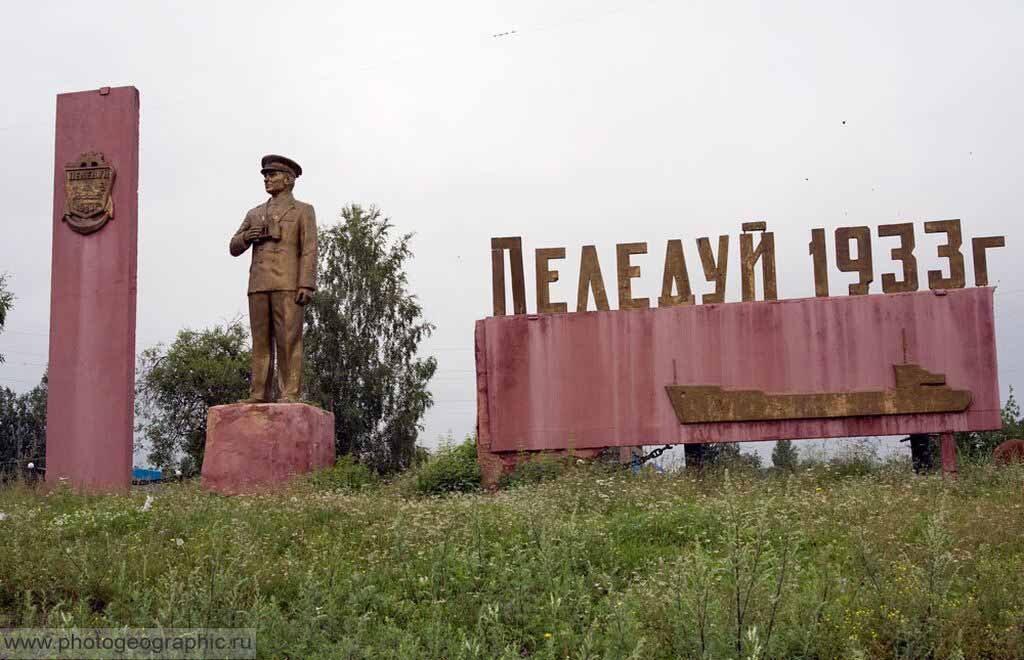 Прототипом этому памятнику был мой отец, легендарный капитан ЛОРП. Старые речники его так и называли, памятник А.К. Бабичеву