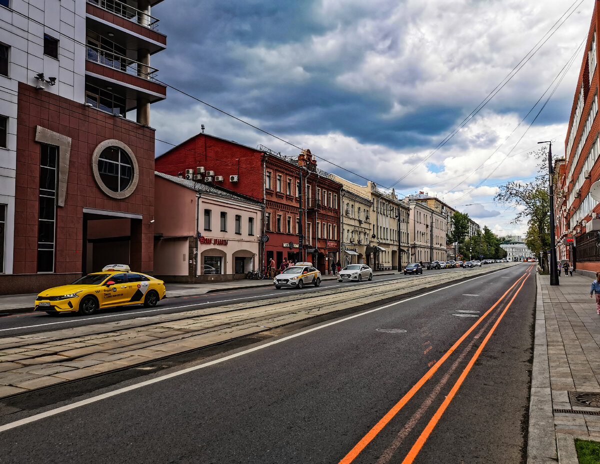 Трехэтажный красный дом 55, в котором расположен музей "Подпольная типография 1905 - 1906 годов". Подпольная типография действовала под прикрытием магазина «Оптовая торговля кавказскими фруктами Каландадзе", вывеска которого до сих пор висит на фасаде этого здания.