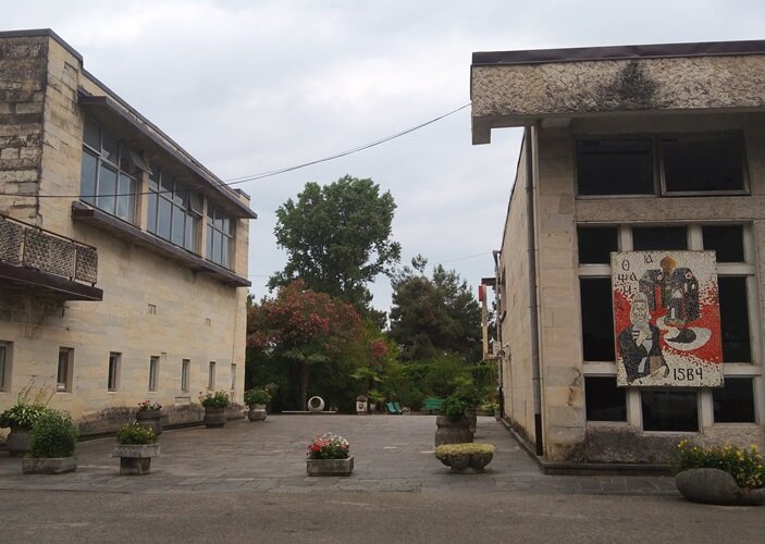 Пансионат Питиус, вход в парк со стороны дороги