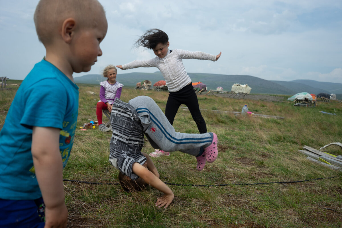 [caption id="attachment_29718" align="alignnone" width="2560"] Дети играют на улице[/caption]