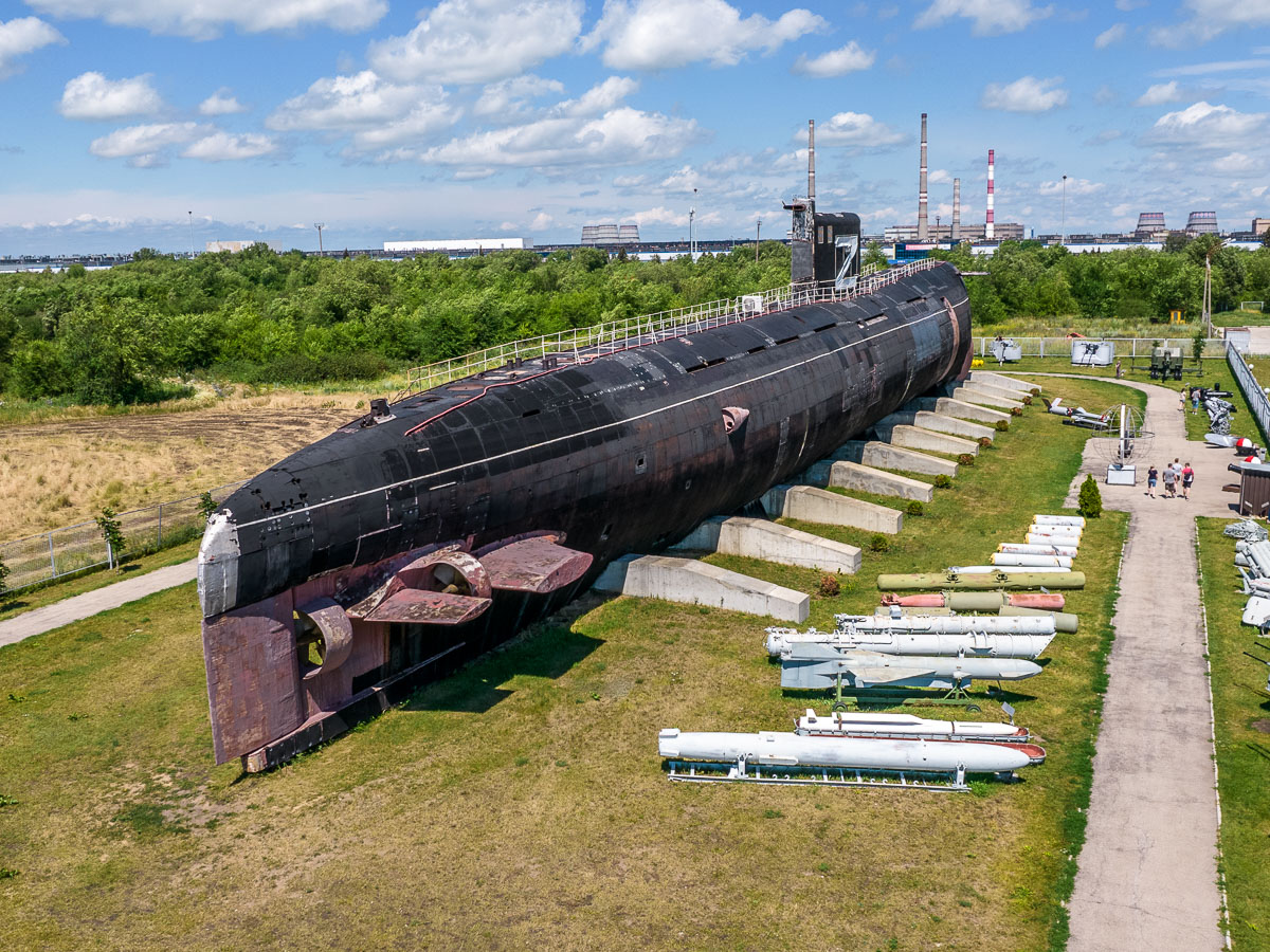 Подводная лодка 641Б «Сом» вытащенная в поле. Невероятное зрелище 😵💪😵‍💫5