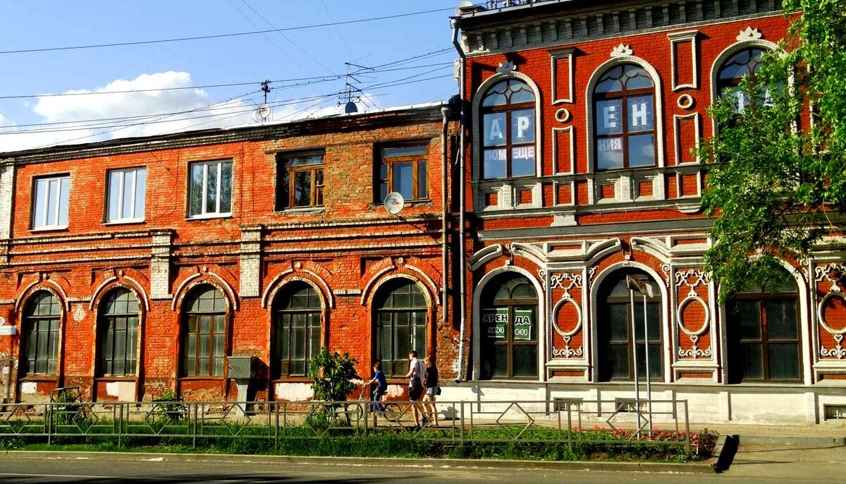 Родители Константина Головкина снимали квартиру в  доме купца Жильцова на Степана Разина,55 . Именно здесь Константин родился 