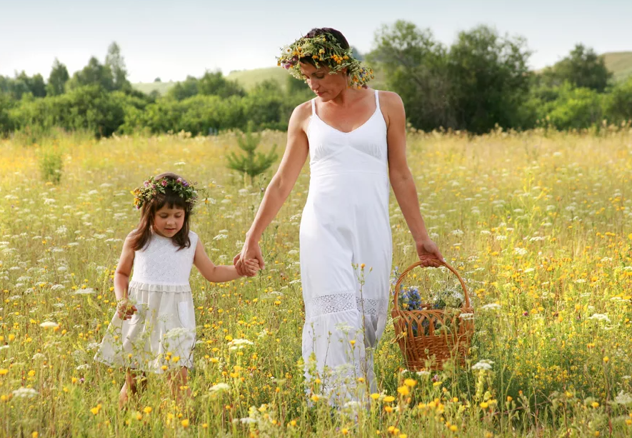 Mother summer. Мама с ребенком в поле. Фотосессия мама и дочка на природе летом. Фотосессия мама с детками в поле. Мама с дочкой в поле.