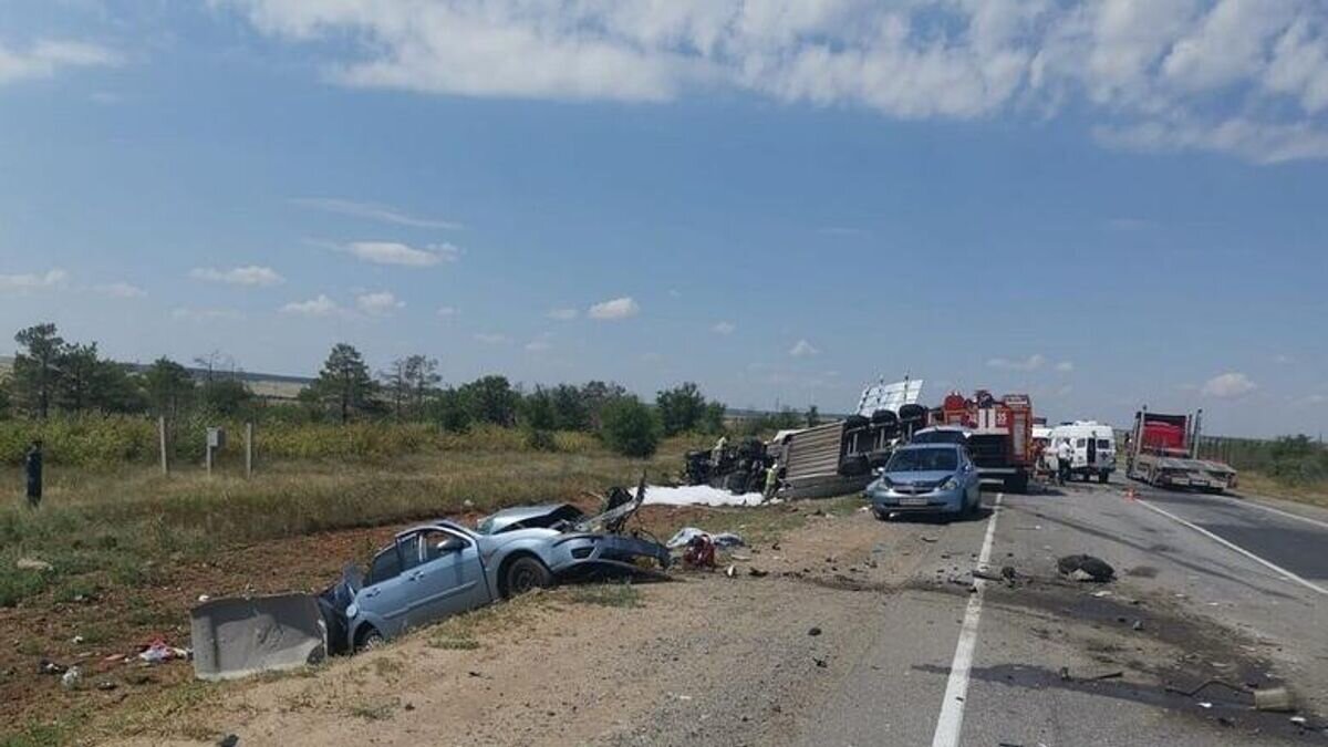   На месте ДТП в Волгоградской области. 1 августа 2022© Фото : ГУ МВД по Волгоградской области