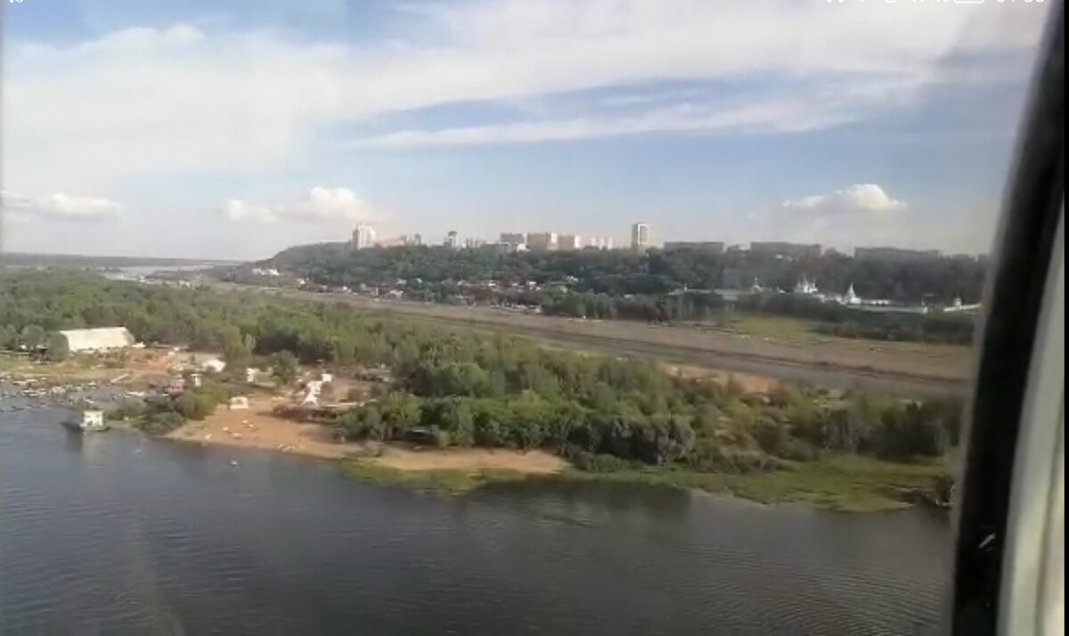 Это фото - скриншот из видео, сделанного в кабинке на канатной дороге.