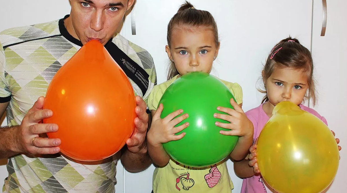 Надуваем зеленые воздушные шарики. Надуваем воздушные шары. Надувает шарик. Дети надувают шарики. Надувание воздушного шарика.