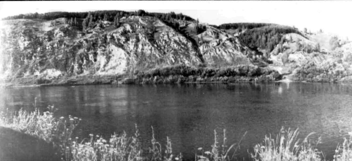 Панорама Ледяной горы в окрестностях Кунгурской Ледяной пещеры (вид с левого берега р. Сылвы). 1991 г.