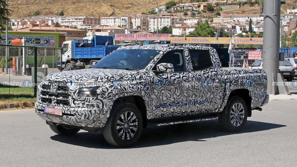     Mitsubishi L200 шестого поколения замечен на тестах Фото: motor1.com