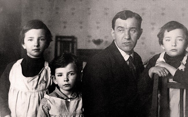 Нина, Женя и Оля Луговские с папой. Середина 1920-х годов