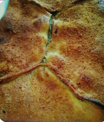 У нас в семье, да и большинство жителей Кыштыма, в процессе приготовления, посыпают верхнюю корочку пирога панировочными сухарями. 