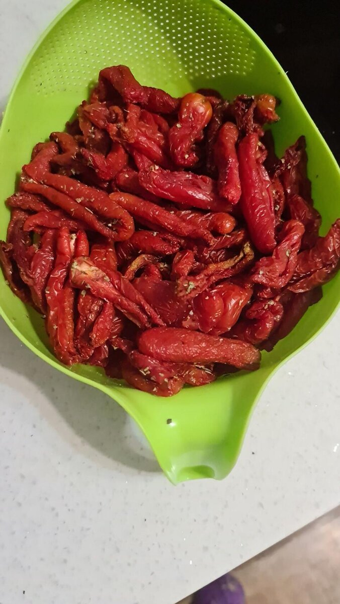 Томаты из электросушилки должны быть не сухими как чипсы, а упругими