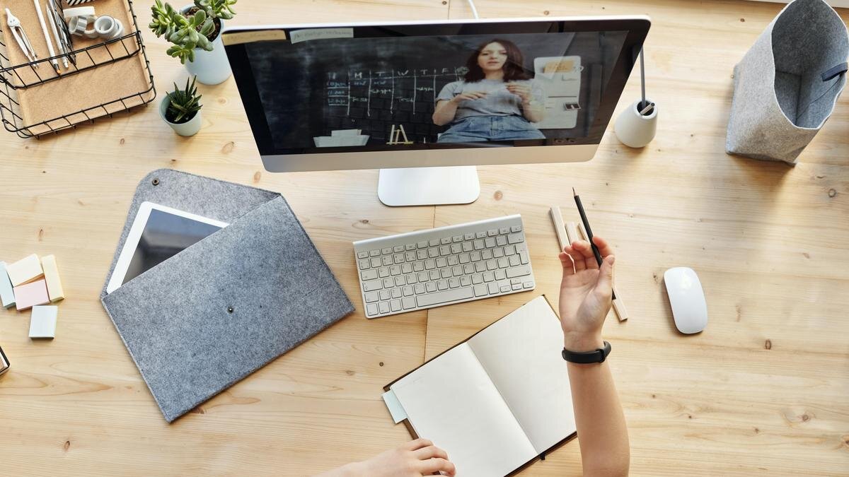    Девочка сидит перед компьютером pexels.com