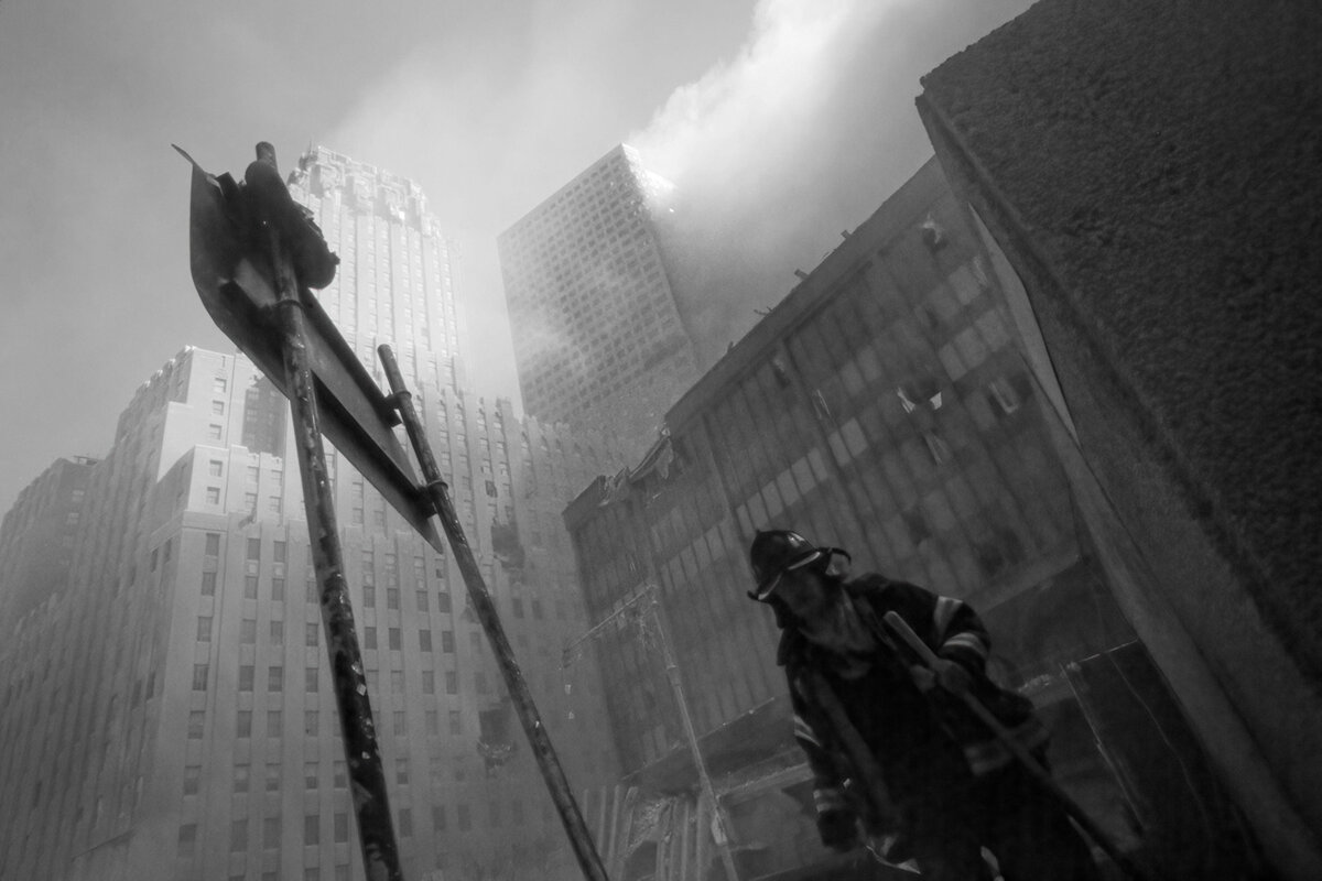Маск 11 сентября. Теракты 11 сентября 2001 года. Разруха 11 сентября башня. Мемориал 11 сентября в Нью-Йорке пожарным.