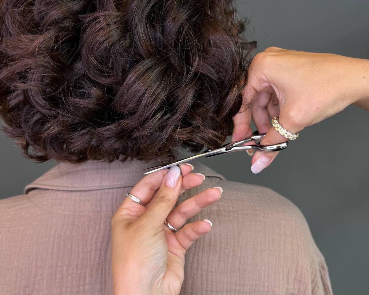 В технике сухой стрижки мастер работает с каждым завитком.