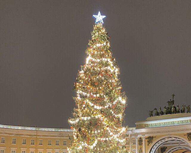    Новогодняя ёлка на Дворцовой площади в Санкт-Петербурге (архивное фото) Татьяна Титаева © ИА REGNUM