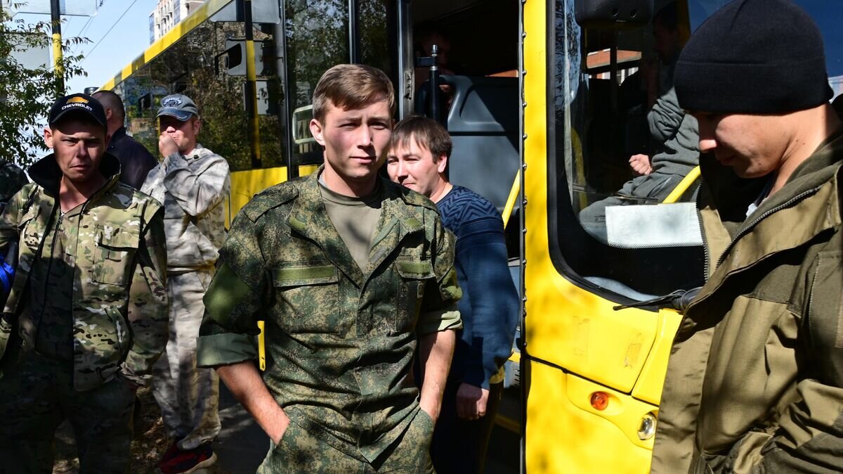    Мужчины, призванные на воинскую службу в ходе частичной мобилизации возле Военного комиссариата в Чите© РИА Новости / Евгений Епанчинцев
