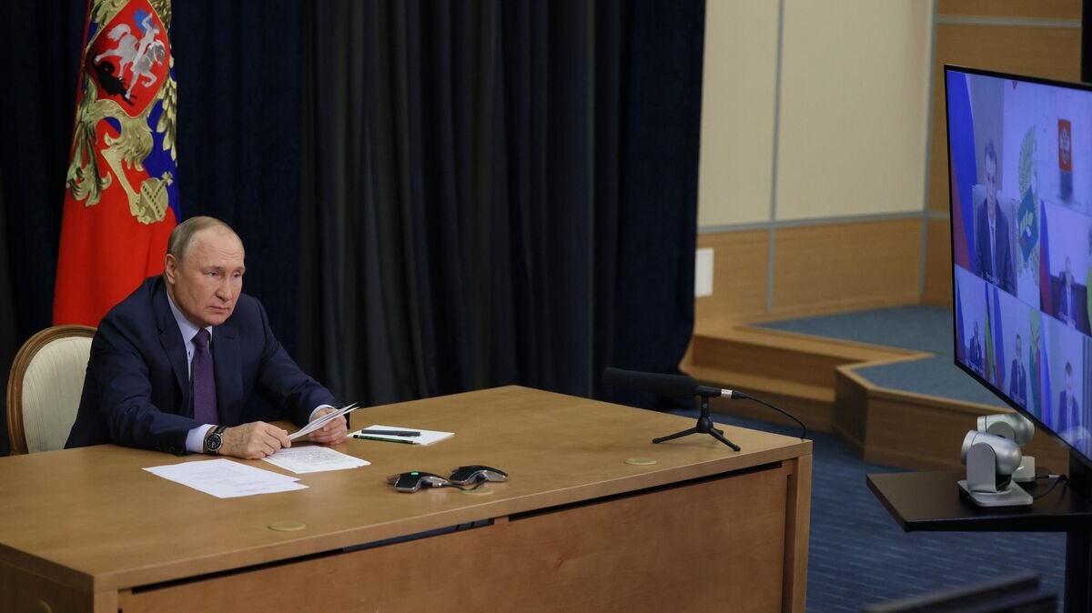    Президент РФ В. Путин провел совещание по посевной кампании© POOL