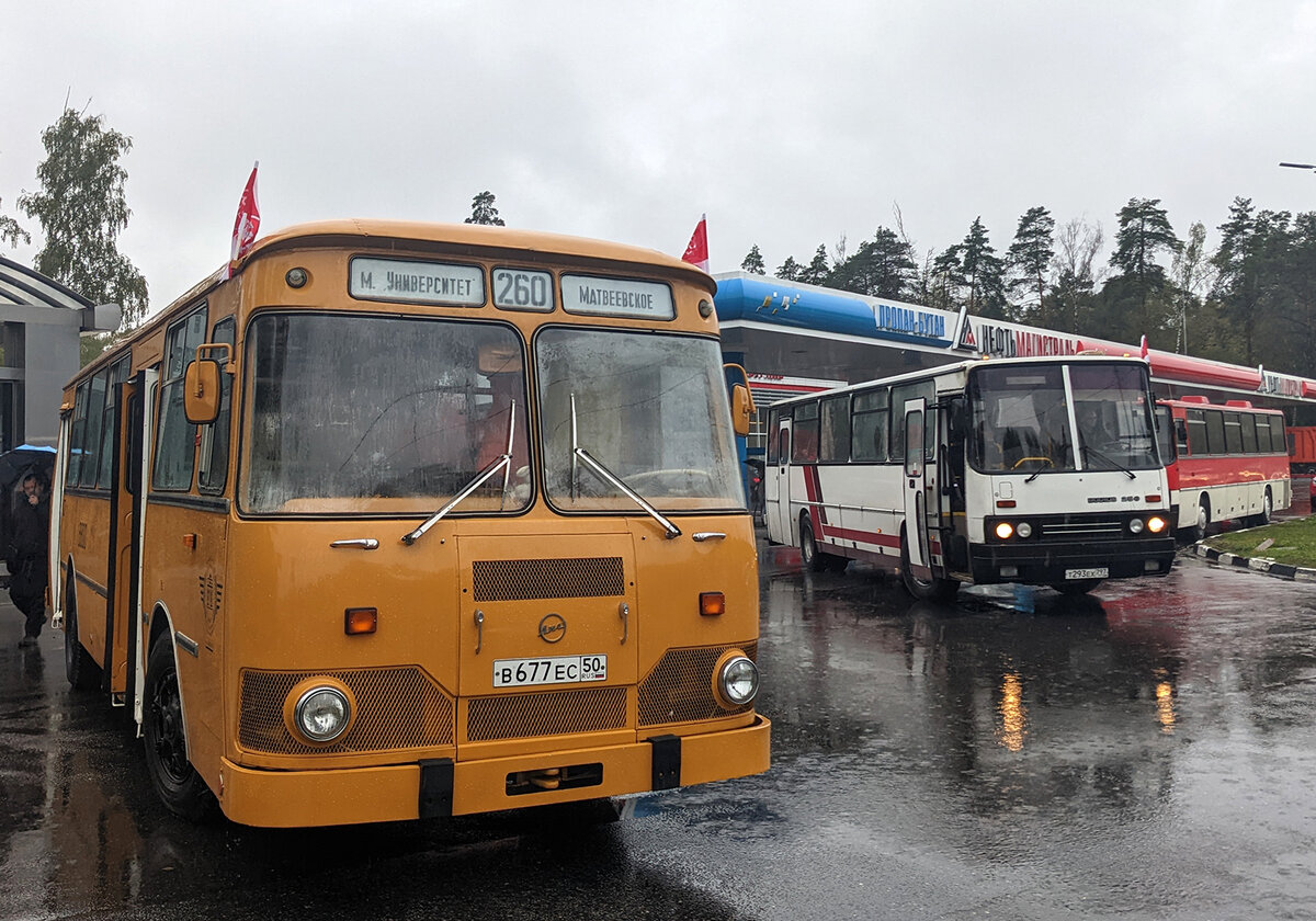 команда ретро-автобусов в сборе. Желающих поучаствовать в ретропробеге много, поэтому задействованы еще два Икаруса