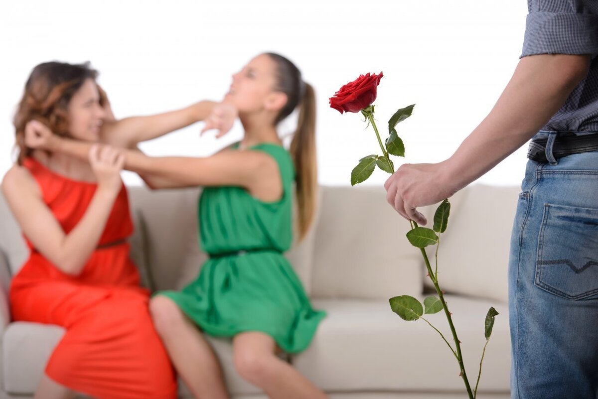 Девушка дерется с девушкой