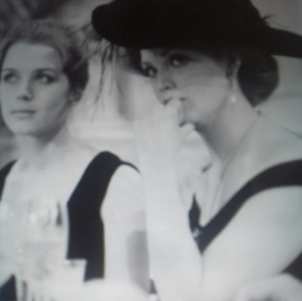 Даша (Ирина Алфёрова)и  Катя( Светлана Пенкина) 