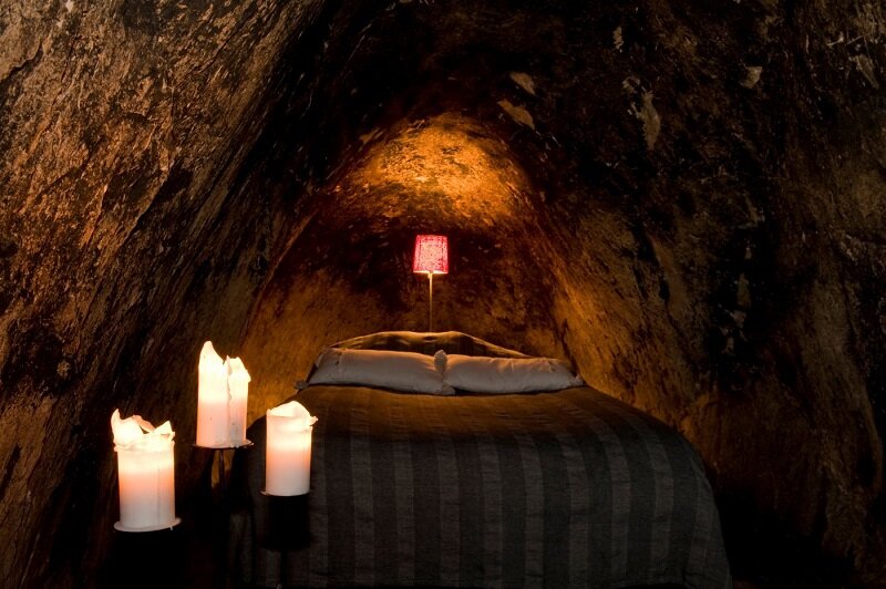 Кровать в номере отеля.