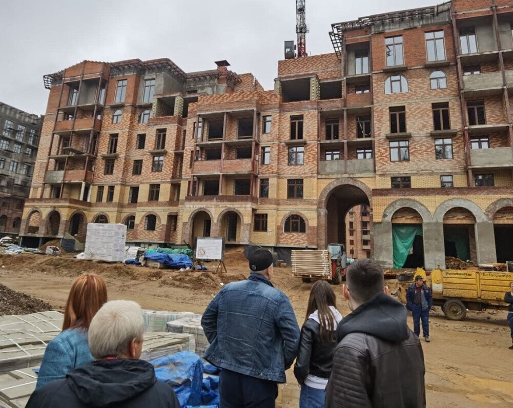 Дольщики ЖК "Лесобережный" на его стройплощадке. Фото: группа дольщиков этого ЖК Вконтакте 