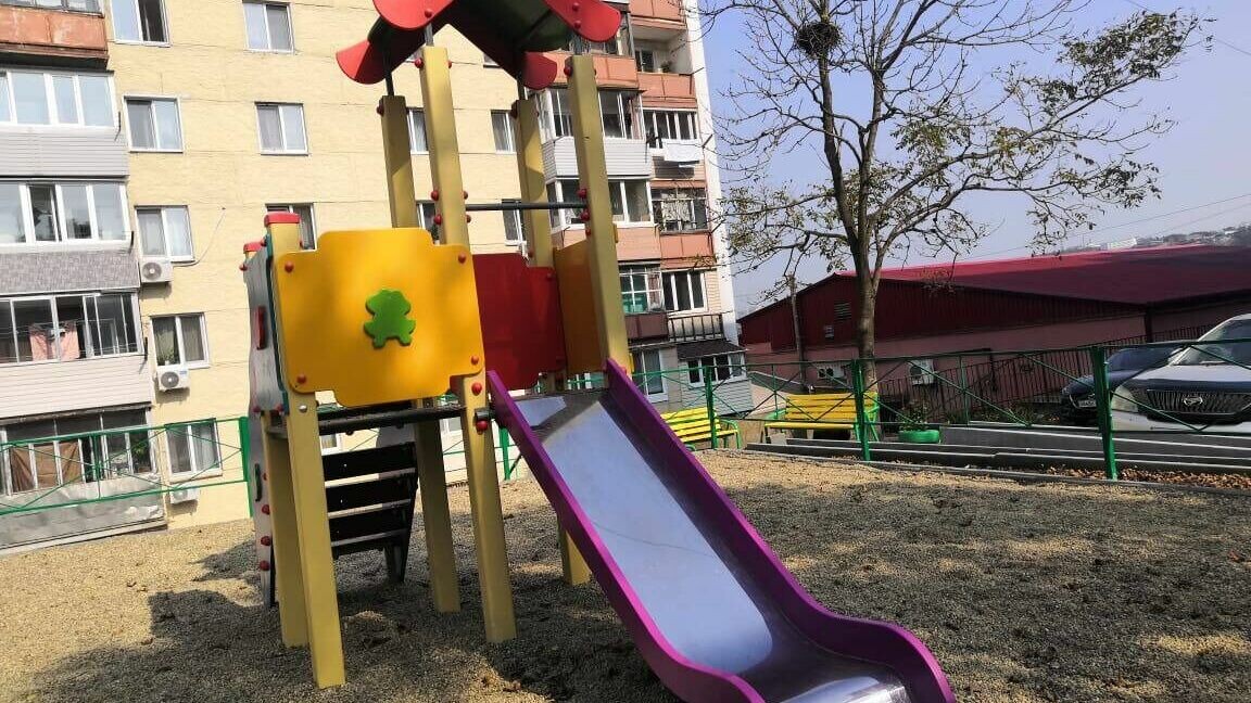     Во Владивостоке на улице Кипарисовой, 14 у местной детворы и их родителей — настоящий праздник. Детская площадка у дома наконец стала современной, удобной, благоустроенной.