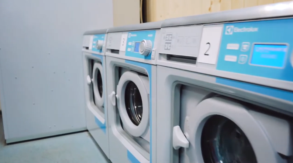 Стиральные машины самообслуживания позволят отказаться от персонала в прачечной.