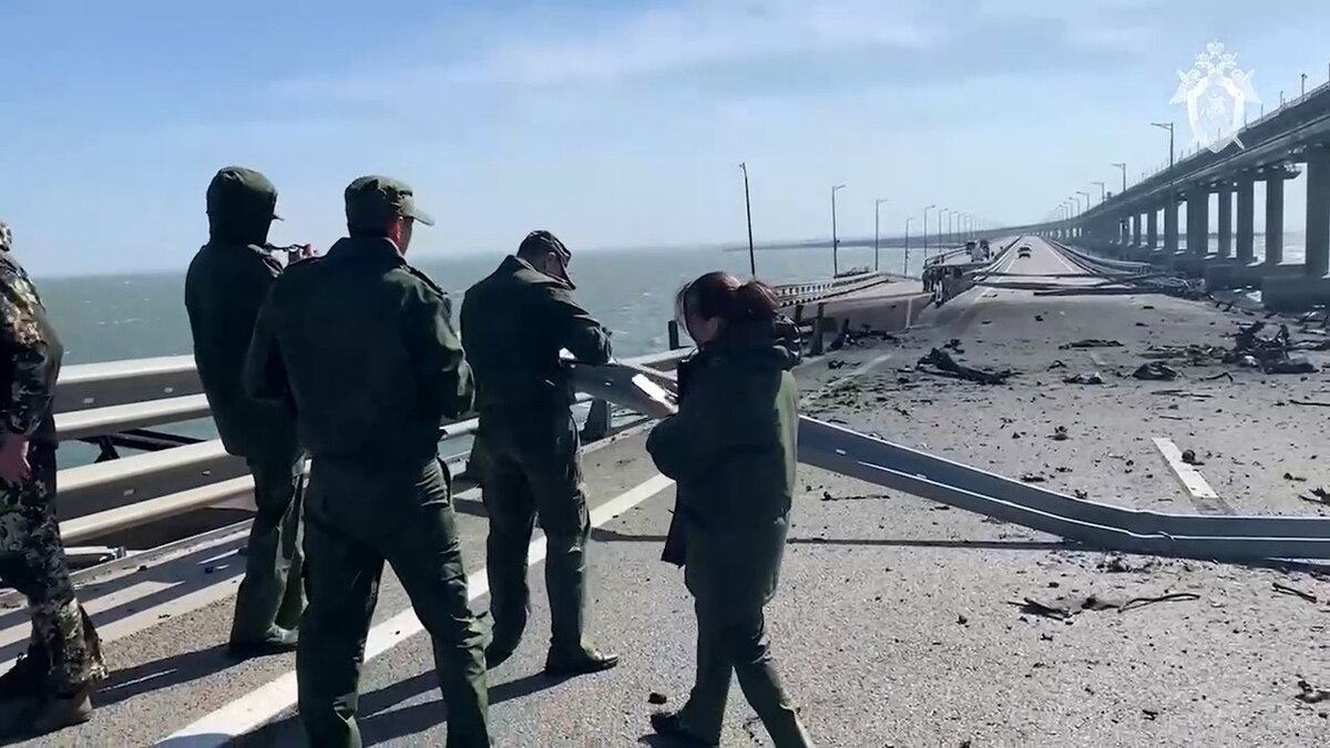     Погибли как минимум три человека, а также водитель грузовика.