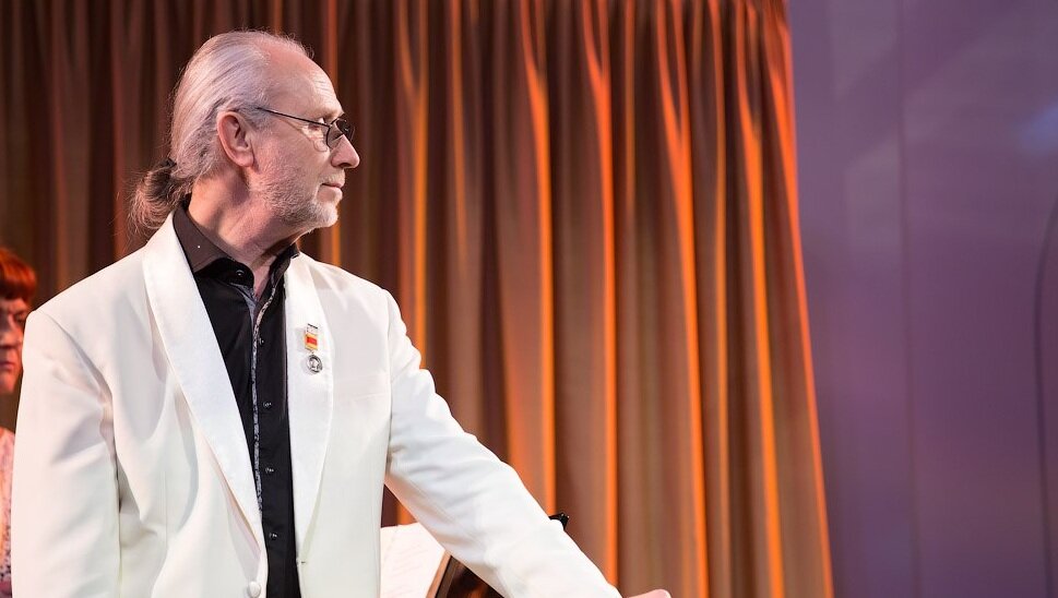 Президент Путин наградил преподавателя тверской детской школы искусств Владимира Травникова