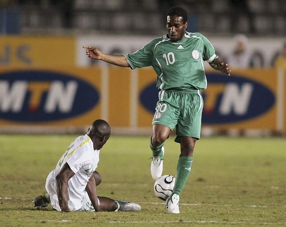 Jay jay okocha. Джей Джей Окоча. Okocha футболист. Джей Джей Окоча ПСЖ. Окоча футболист Нигерия.