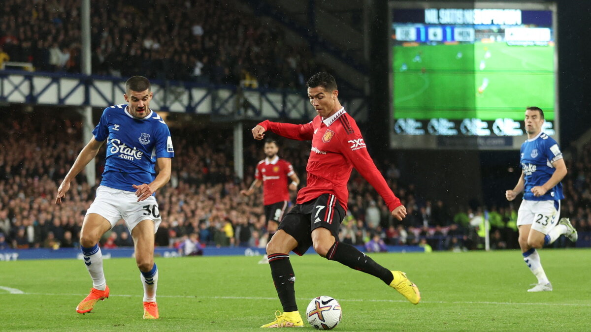    Криштиану Роналду забивает гол в матче "Эвертон" - "Манчестер Юнайтед". Фото: REUTERS