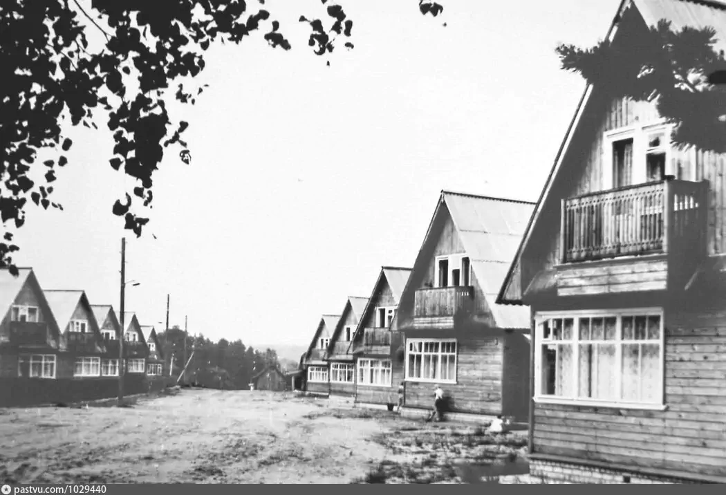 Здравствуйте, товарищи! Наша страна это многовековая летопись... чего только не было в нашей истории - победы, поражения, смуты... мы то прирастали территориями, то теряли их.-10