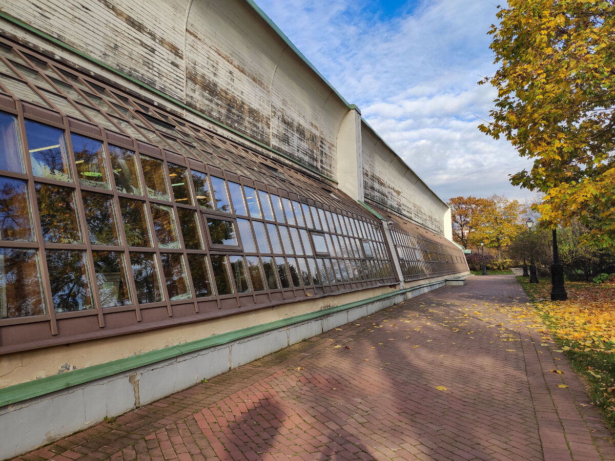 Здание оранжереи в Царицыно. Листайте галерею>>