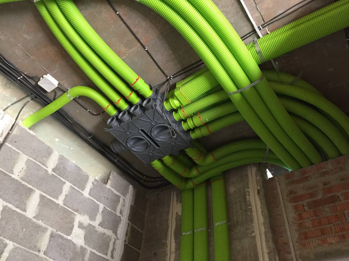 Приточный коллектор расположен под потолком, ПВУ планируется разместить внизу, под коллектором.