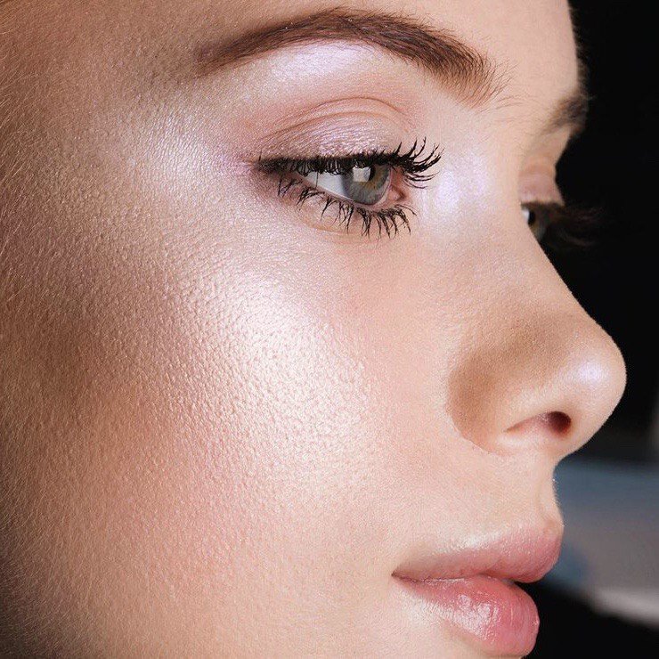 Эффект внутреннего свечения кожи с помощью хайлайтера.