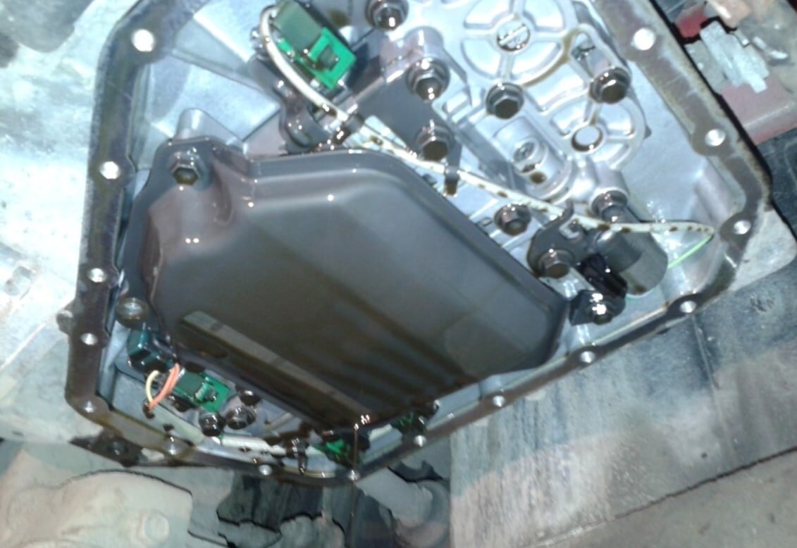 Шевроле круз автомат коробки фильтр. Шевроле каптива заливная пробка акпп. Шевроле кобальт сливная пробка кпп. Замена акпп кобальт. Прокладка поддона акпп cobalt.