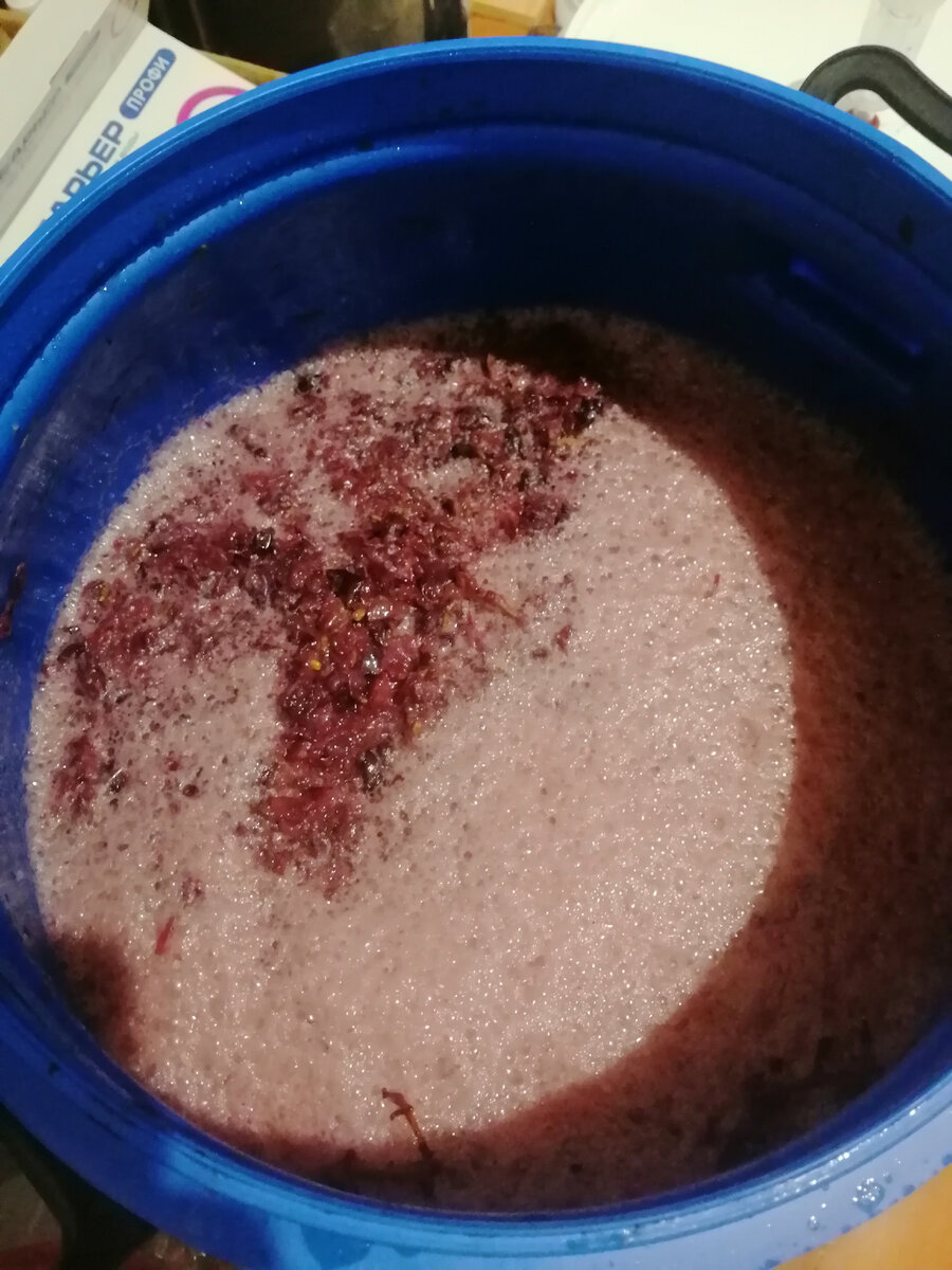 Видите насколько интенсивно выделяется углекислый газ? Там даже спичка тухнет! Нет кислорода!!