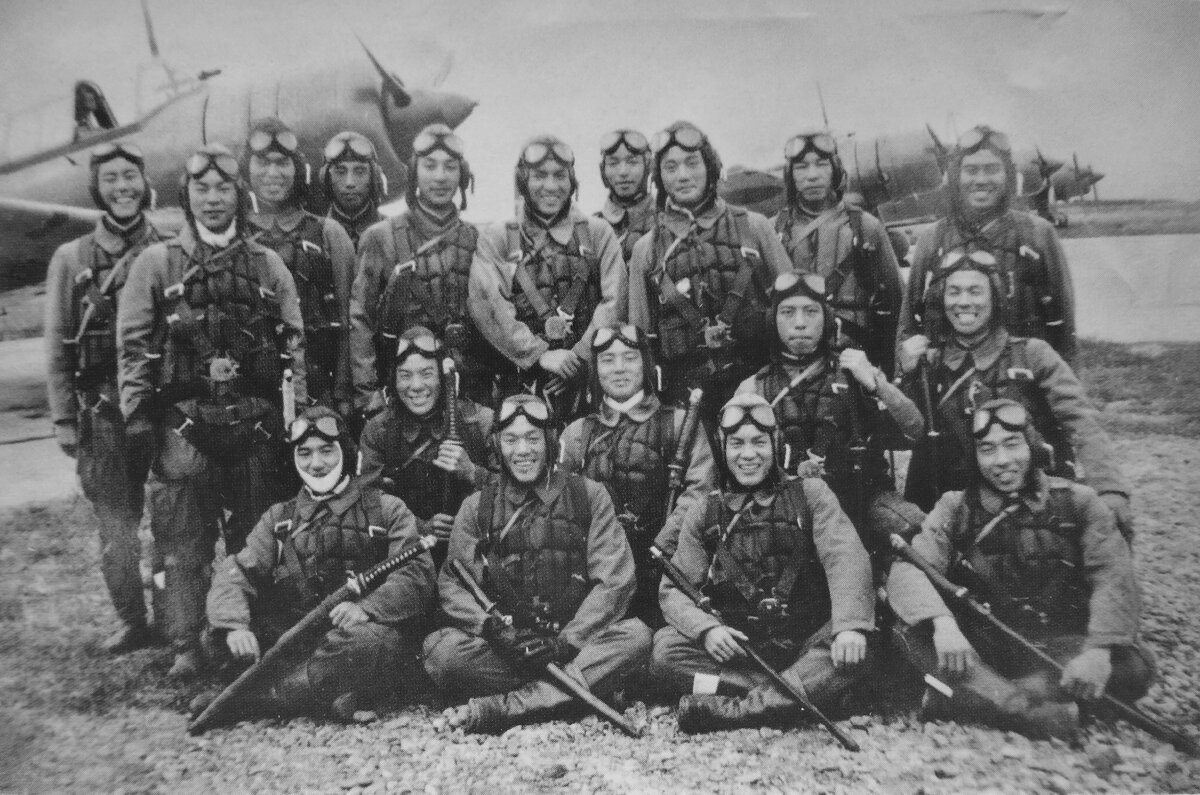 Японские армейские пилоты-камикадзе на аэродроме Тёси / waralbum.ru