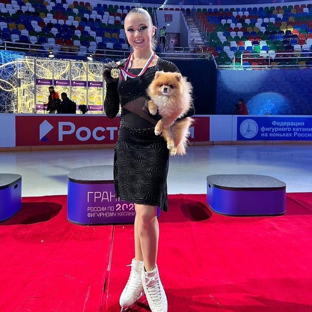 Камила Валиева и пес Лева на награждении.