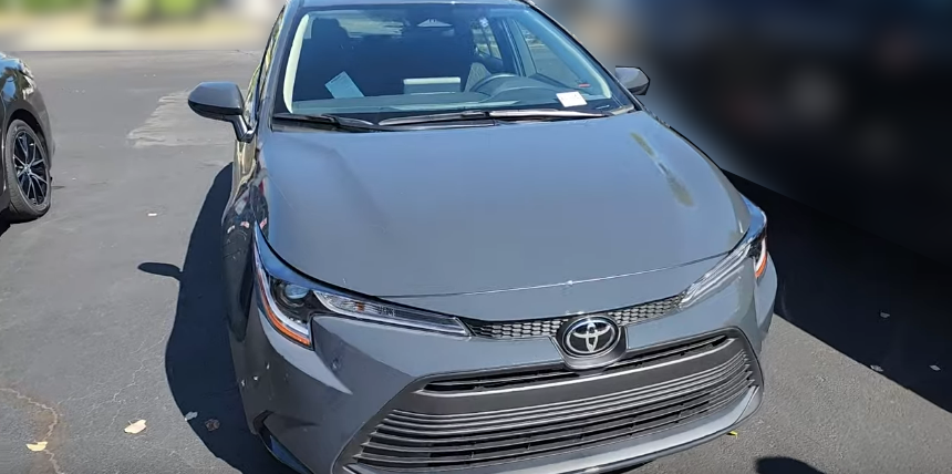 Передняя верхняя часть кузова в комплектации LE.