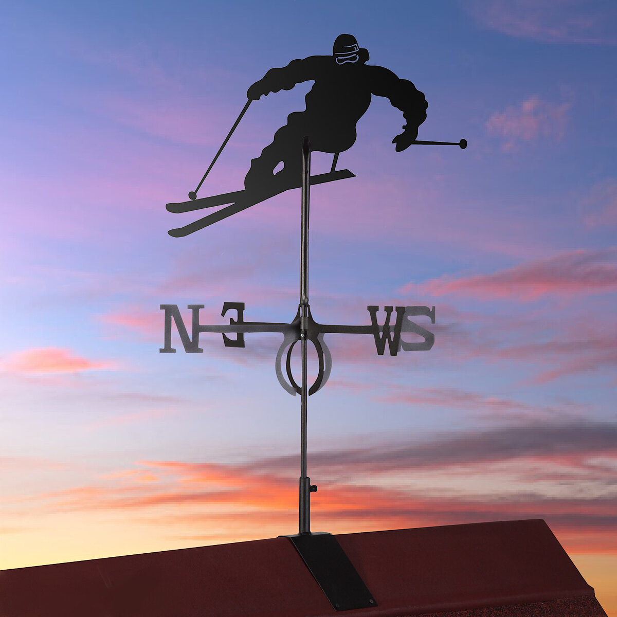 Флюгер с изображением лыжника указывает на соответствующее хобби хозяина дома.