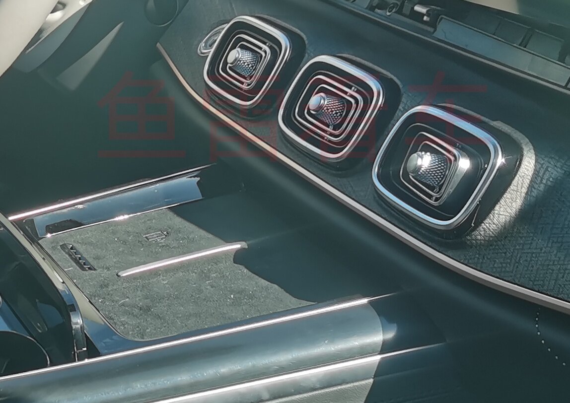 На фото из соцсети: салон тестового кроссовера Chery Tiggo 9