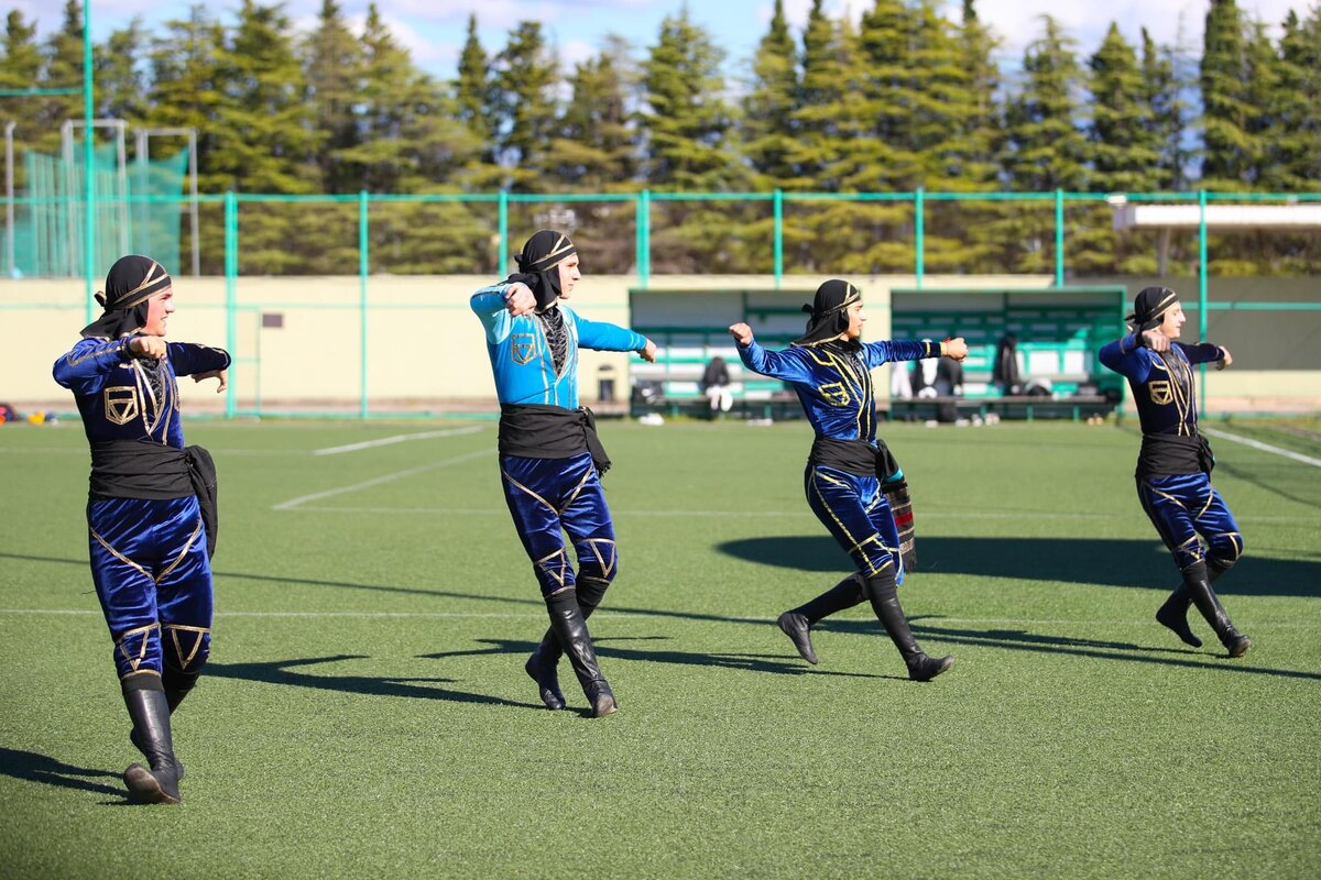 В поддержку для наших футболистов и болельщиков выступил на поле Грузинский ансамбль «Роква» под руководством руководителя и хореографа -Эмзара Берикашвили. 