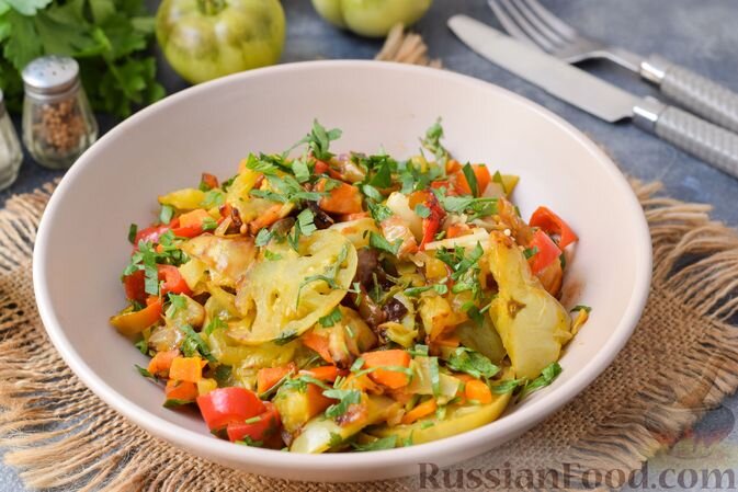 помидоры зелёные, морковь, лук репчатый, перец сладкий, перец острый, чеснок, масло растительное, зелень, соль, перец чёрный молотый