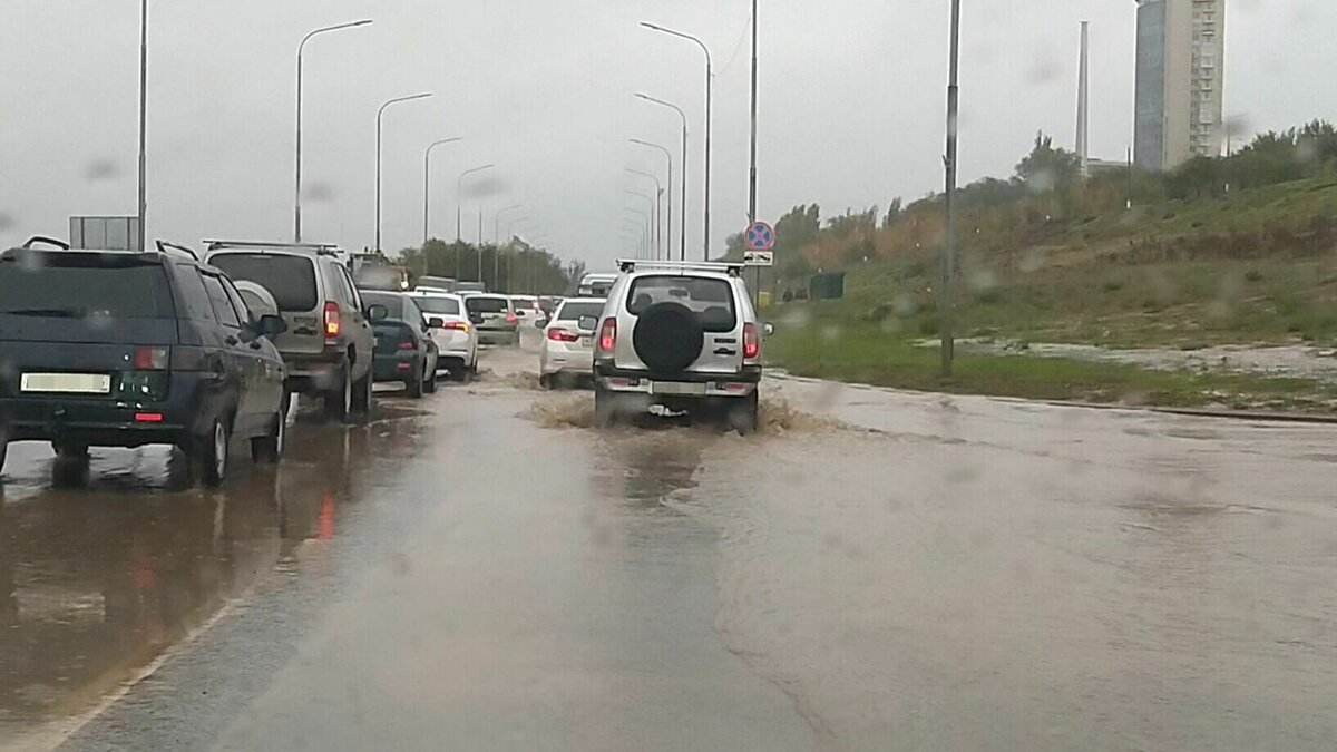     Сегодня утром многие водители столкнулись с глухими пробками на Нулевой продольной и потоками грязной воды на проезжей части. Мэрия пояснила, что такая ситуация произошла из-за проблем с одним из локальных очистных сооружений (ЛОС).